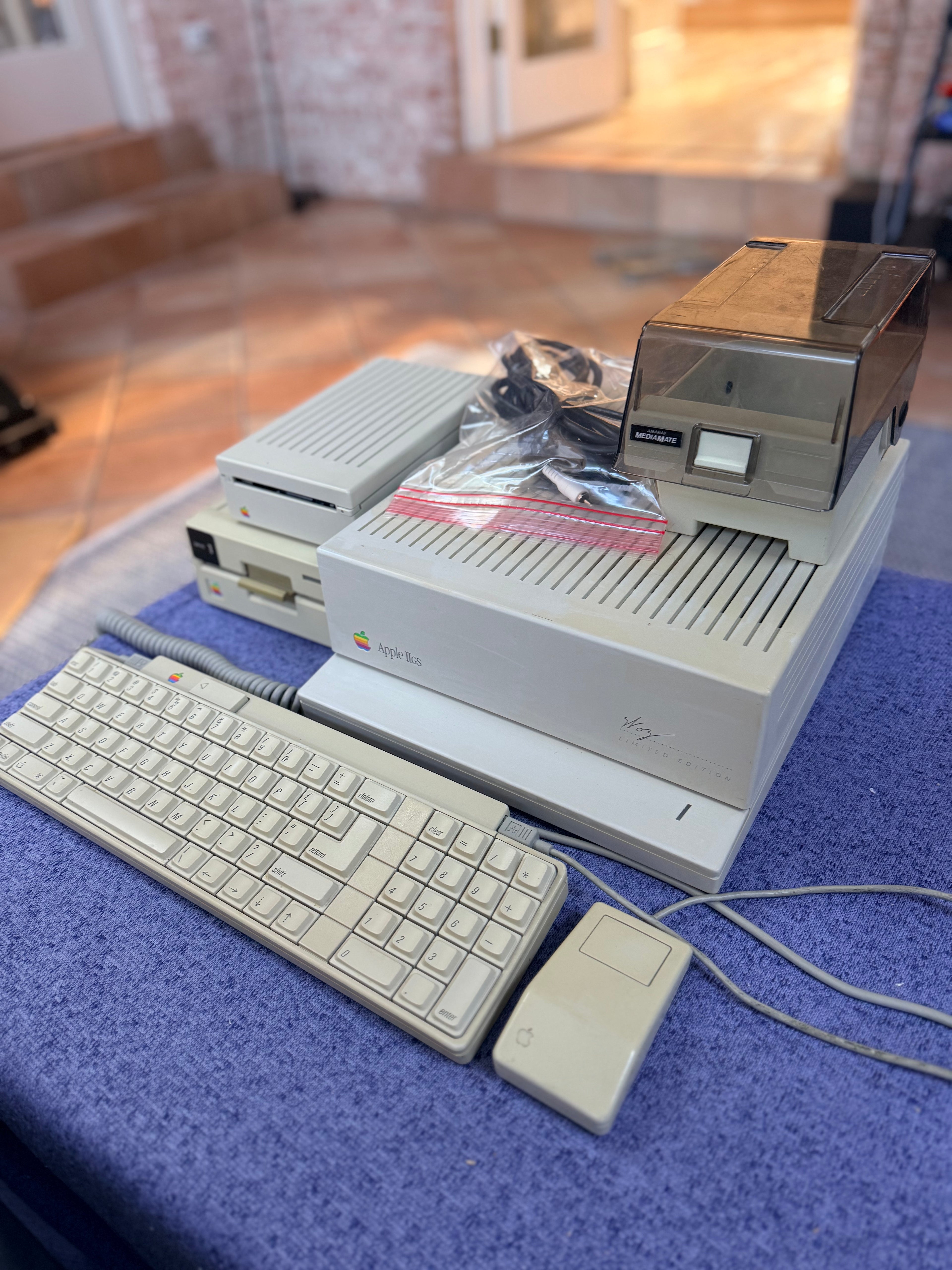Apple IIGS Woz Edition – ROM 1 – 1MB RAM – Fully Cleaned – Drives – SD w/ Games