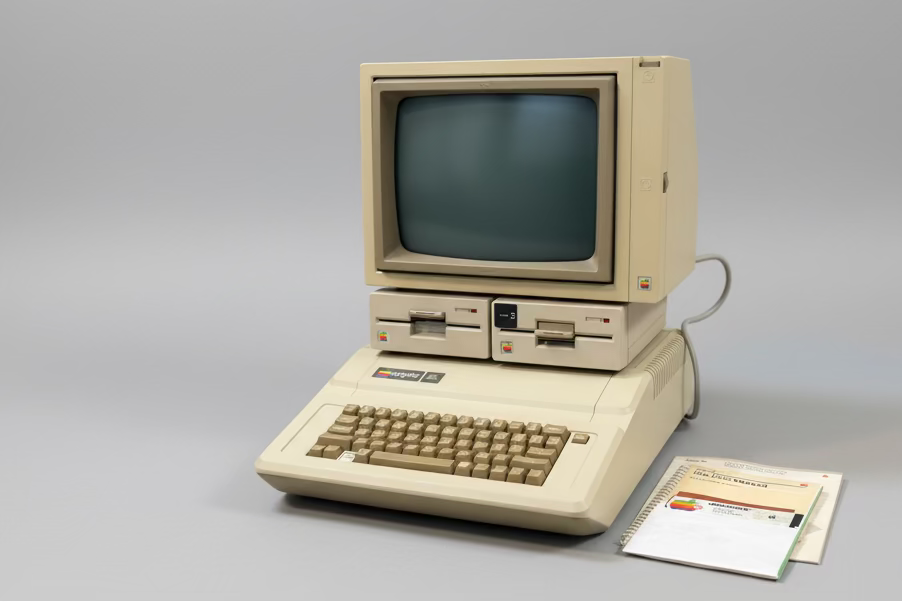 🍎 Apple IIe Enhanced Computer System – 320k – Two Disk – Super Serial  – A2M2010 Monitor