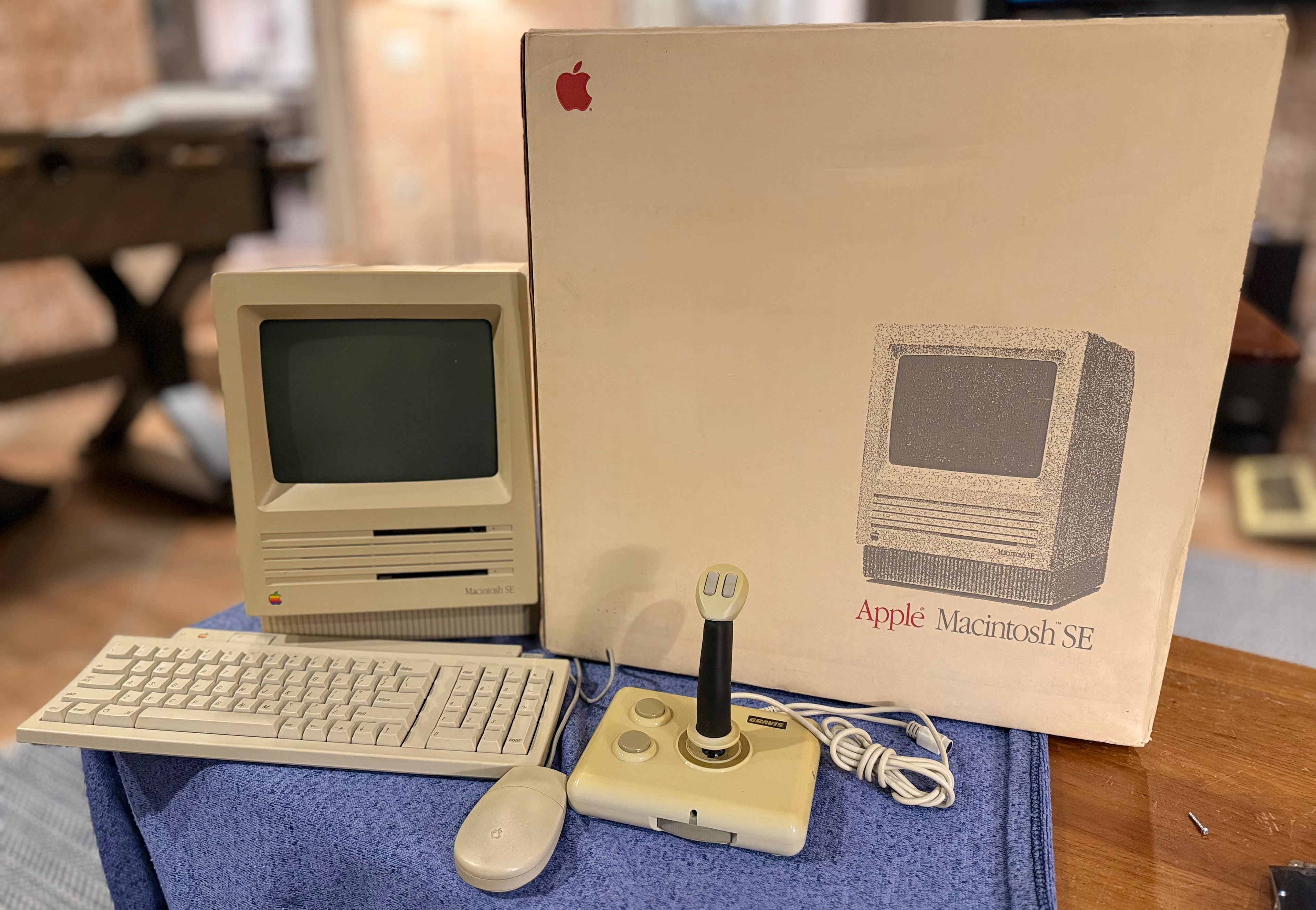 Apple Macintosh SE w/ 20MB Hard Drive • 2MB RAM • System 6 • Keyboard, Mouse, Gravis Joystick • Original Box