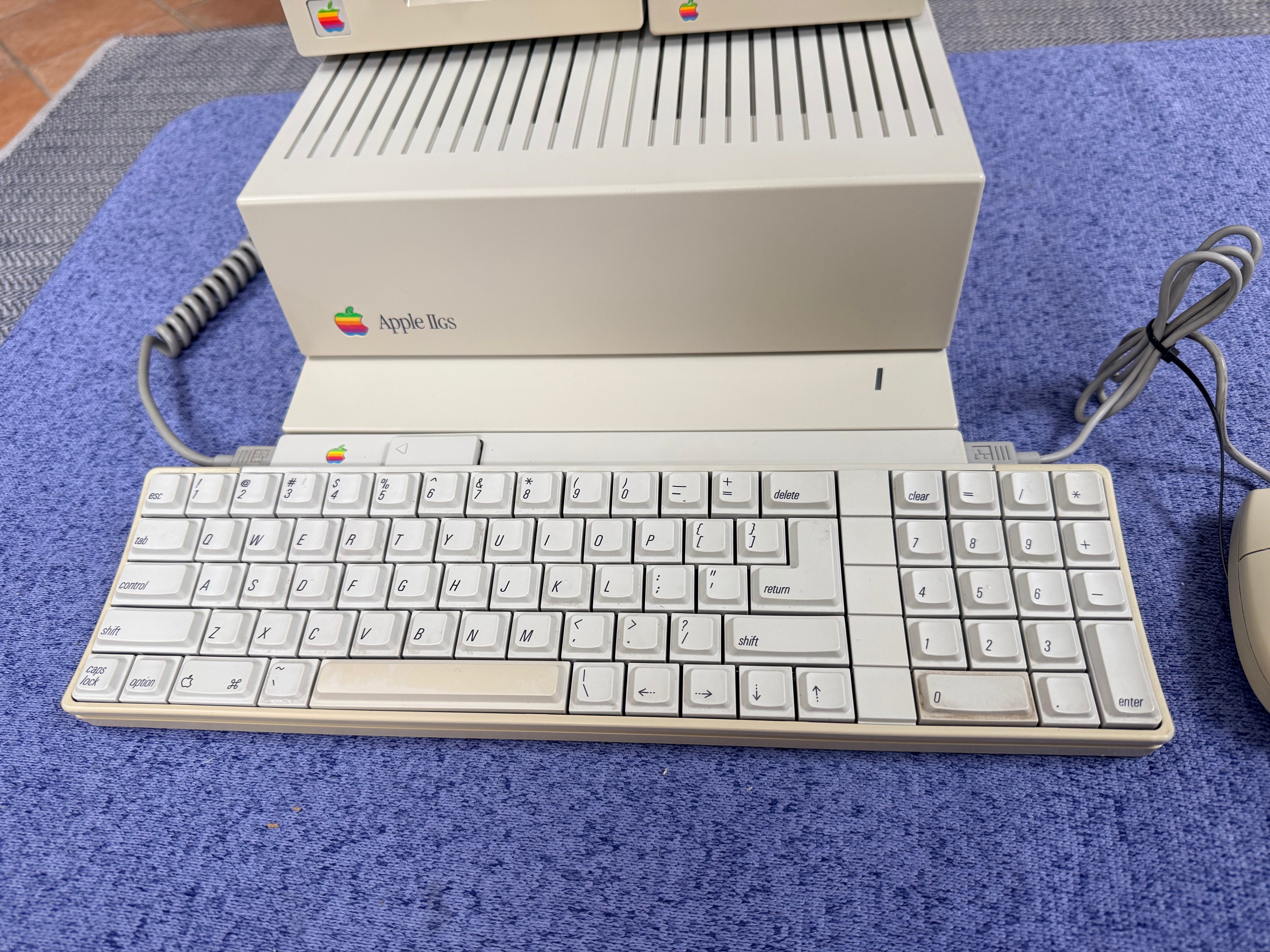 Apple IIGS ROM 1 – 1MB RAM – SD Drive w/ Games – Exceptional Condition