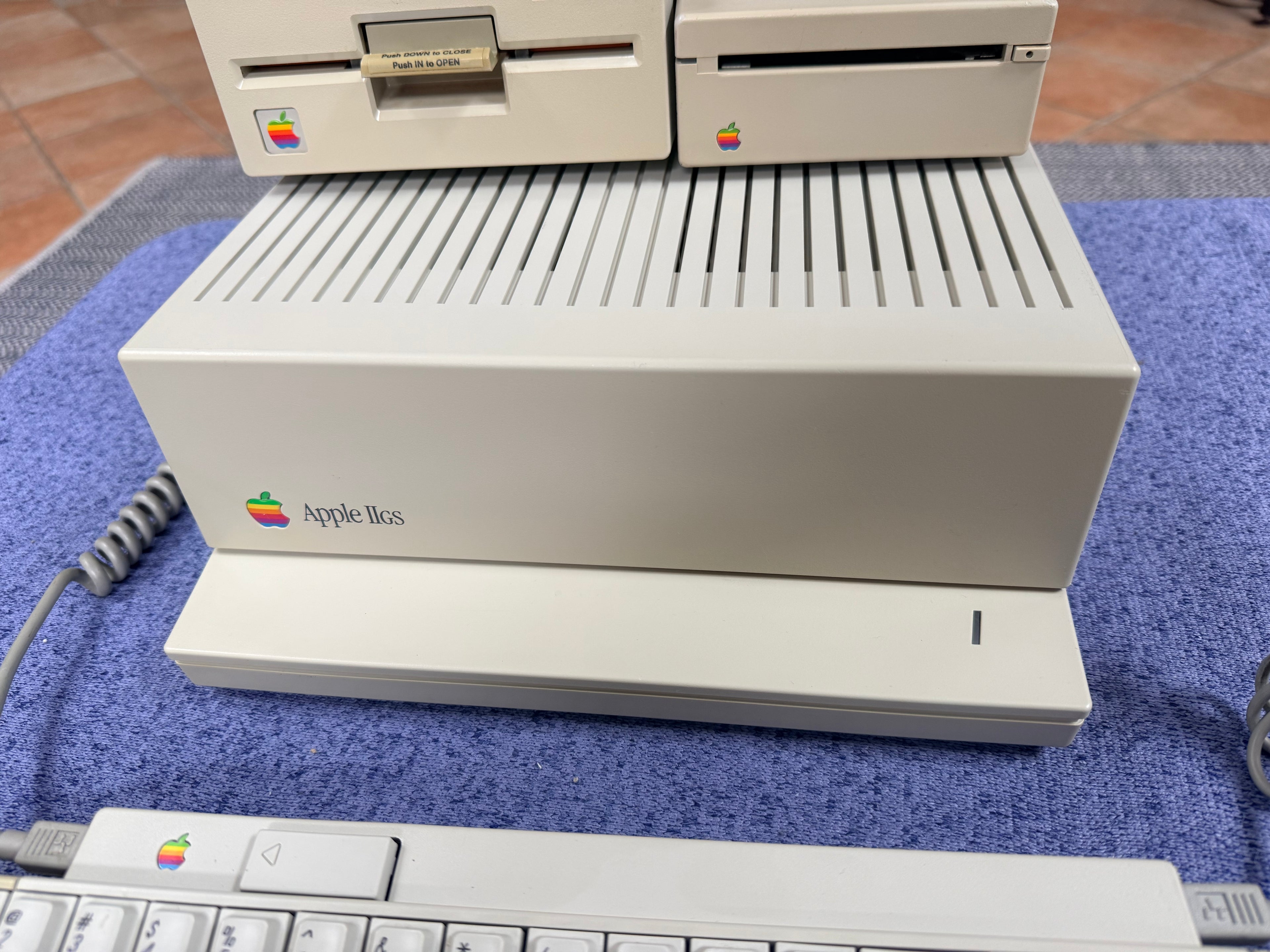 Apple IIGS ROM 1 – 1MB RAM – SD Drive w/ Games – Exceptional Condition