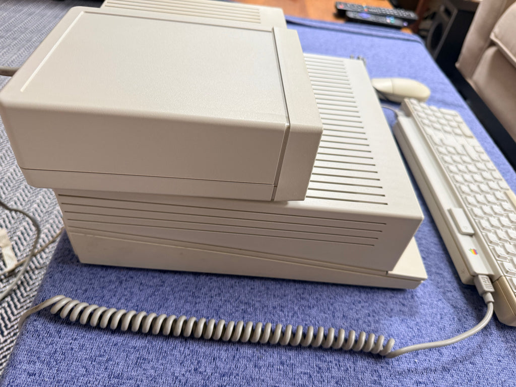 Apple IIGS ROM 1 – 1MB RAM – SD Drive w/ Games – Exceptional Condition