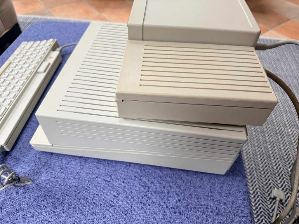 Apple IIGS ROM 1 – 1MB RAM – SD Drive w/ Games – Exceptional Condition
