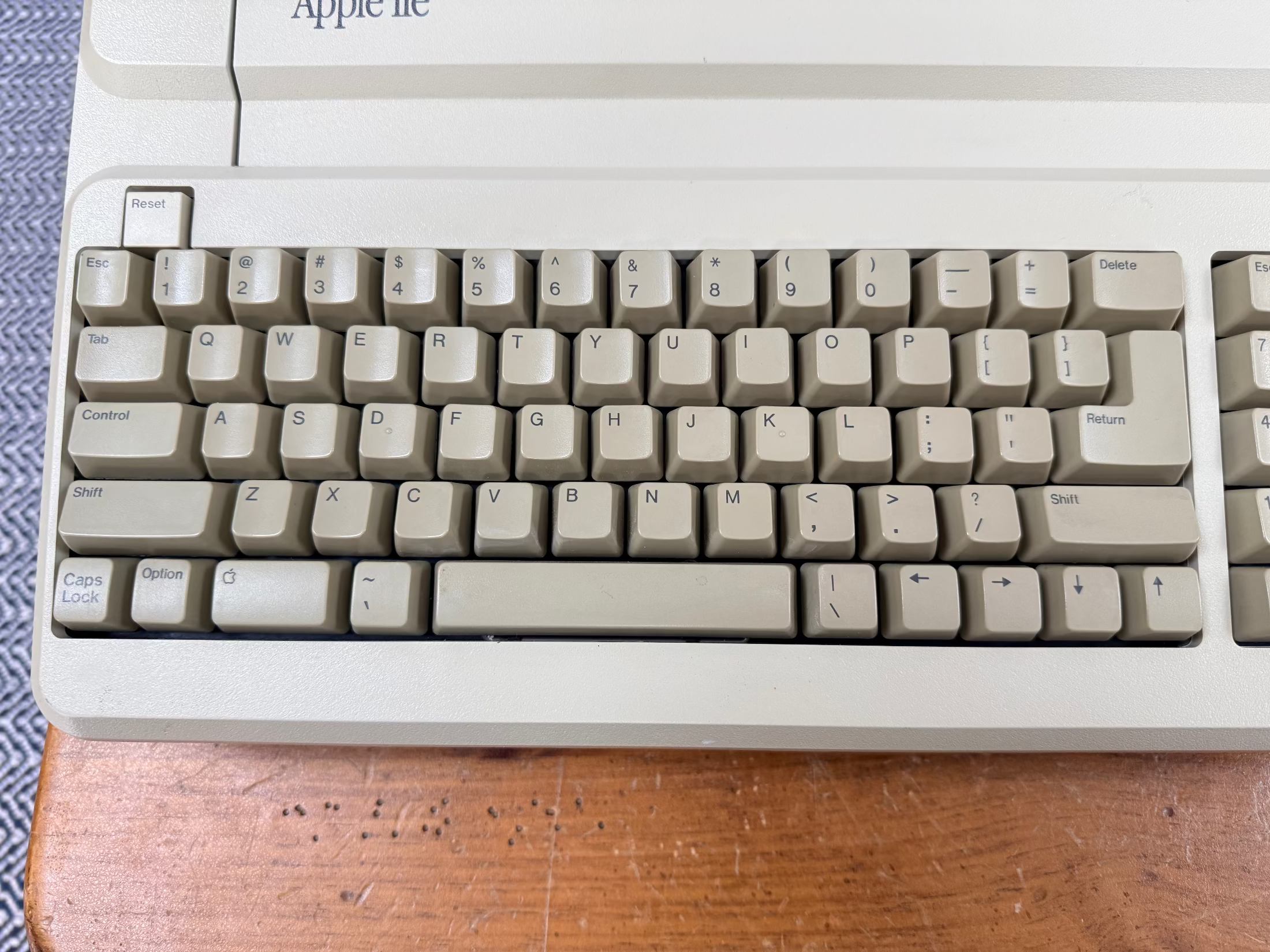 Apple IIe Platinum Edition – Excellent Condition – Fully Equipped