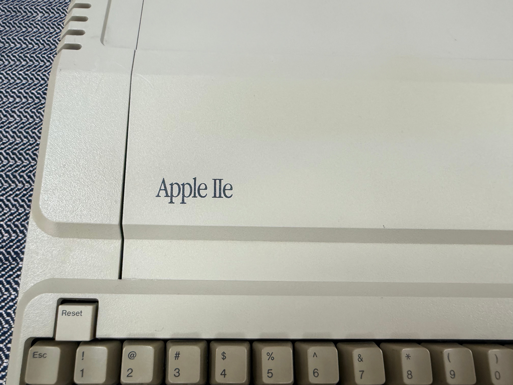 Apple IIe Platinum Edition – Excellent Condition – Fully Equipped
