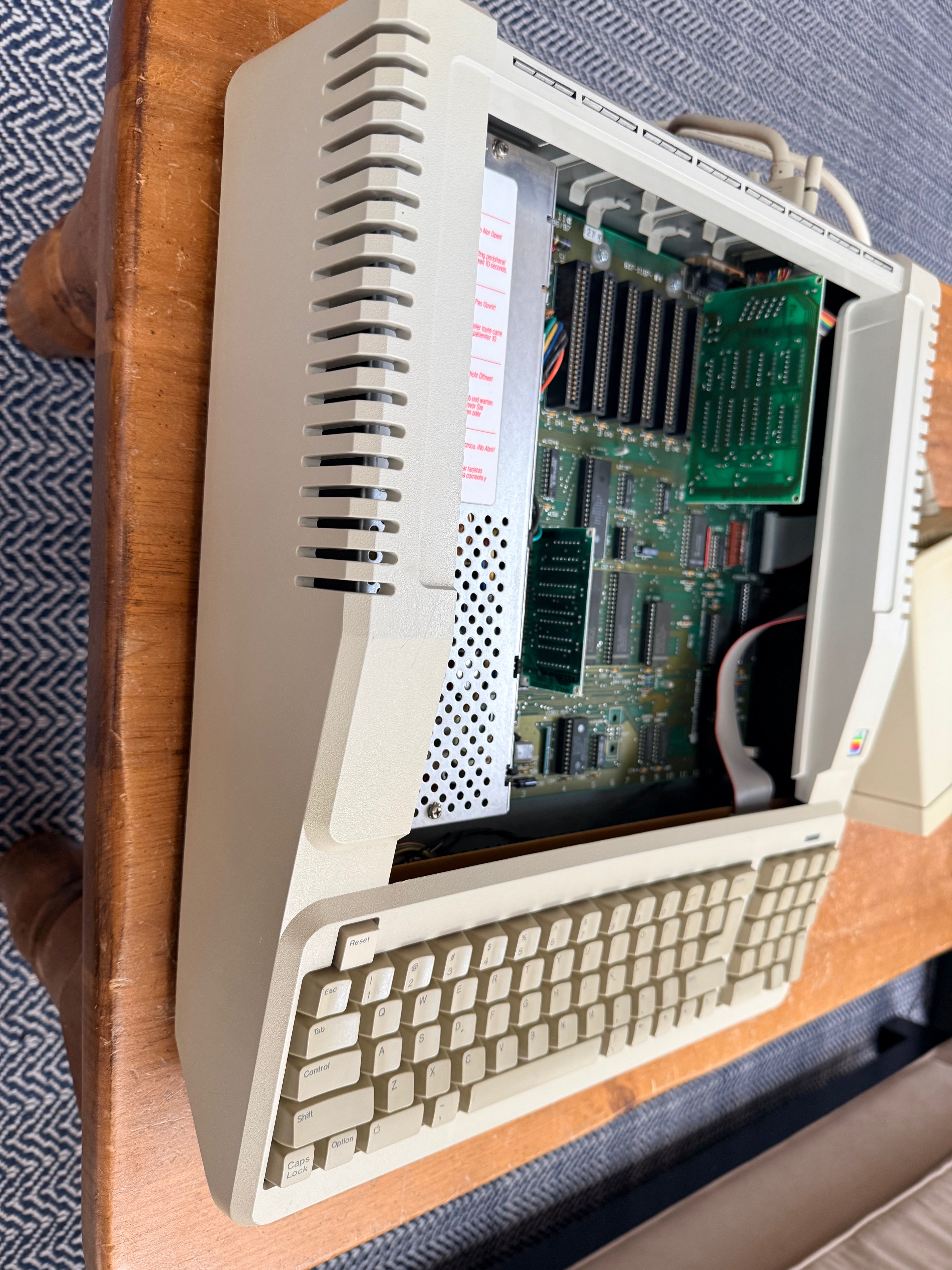 Apple IIe Platinum Edition – Excellent Condition – Fully Equipped