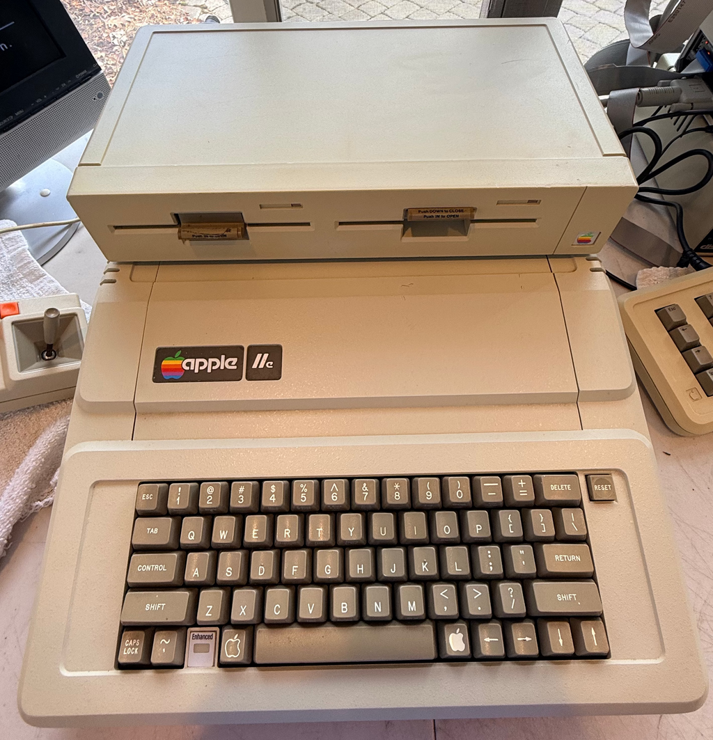 🍎 Apple IIe Enhanced Computer System – 128K – DuoDisk – Super Serial – Joystick - Numeric Keypad & Manuals