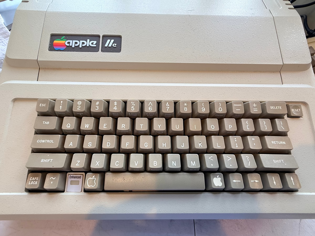🍎 Apple IIe Enhanced Computer System – 128K – DuoDisk – Super Serial – Joystick - Numeric Keypad & Manuals