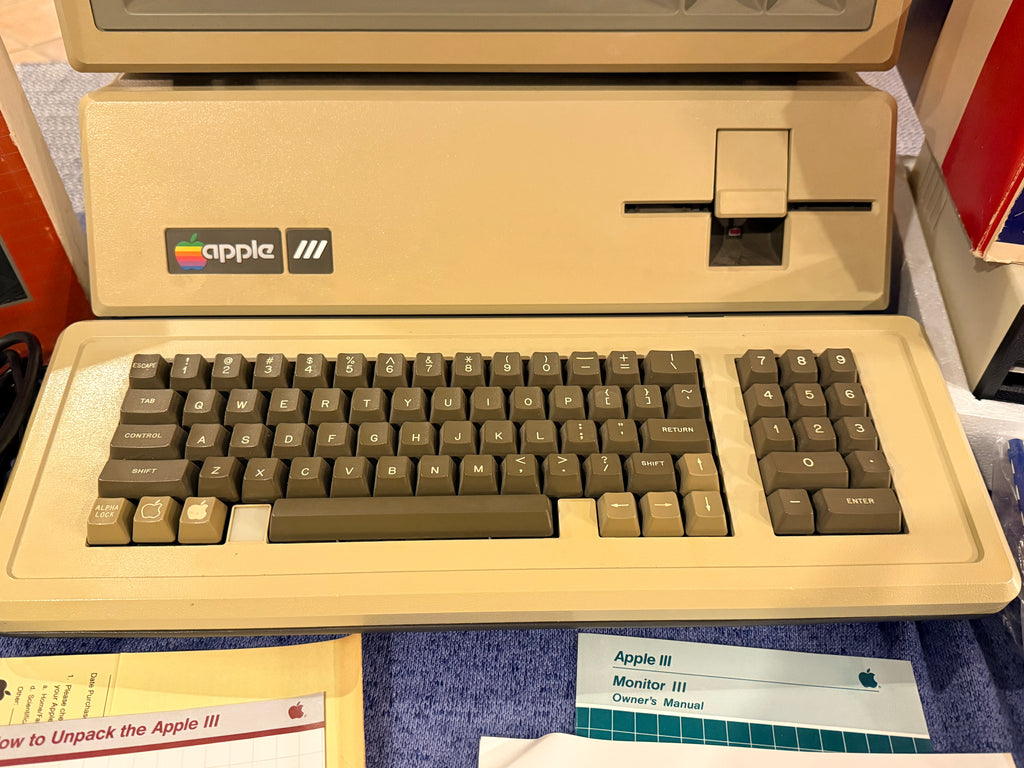 🔥 Apple /// Computer System – 9/10 Condition – Matching Monitor /// + NOS MicroSci Drive 🔥