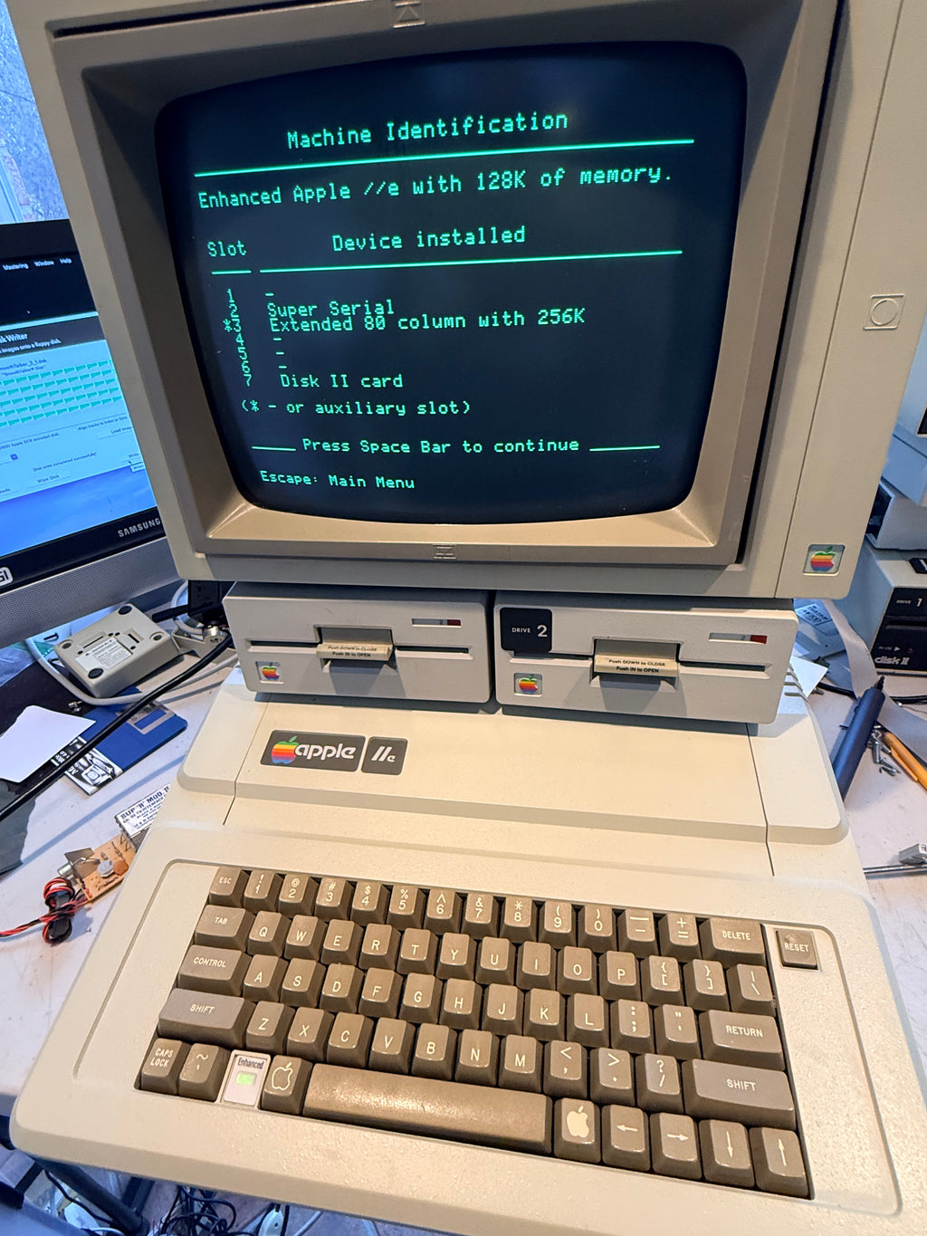 🍎 Apple IIe Enhanced Computer System – 320k – Two Disk – Super Serial  – A2M2010 Monitor