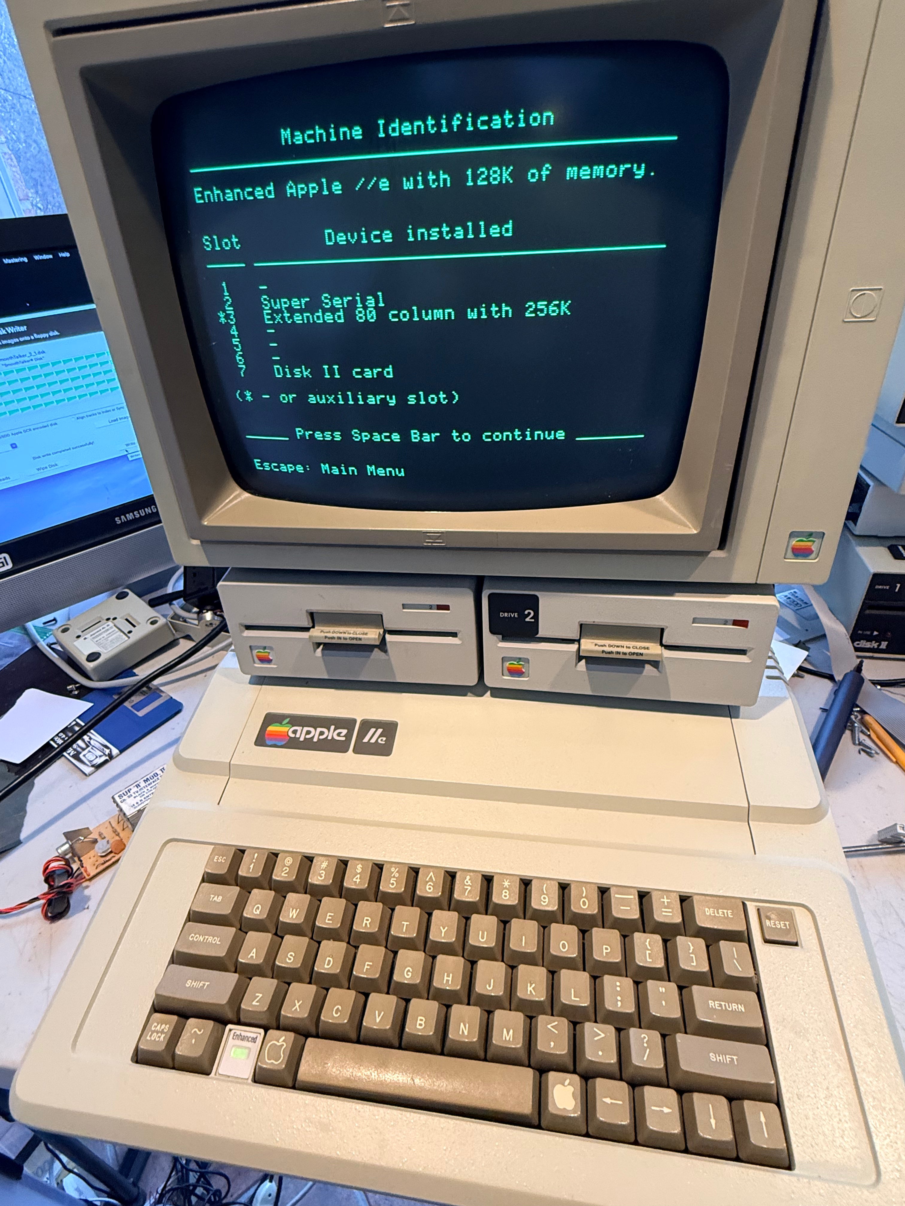 🍎 Apple IIe Enhanced Computer System – 320k – Two Disk – Super Serial  – A2M2010 Monitor