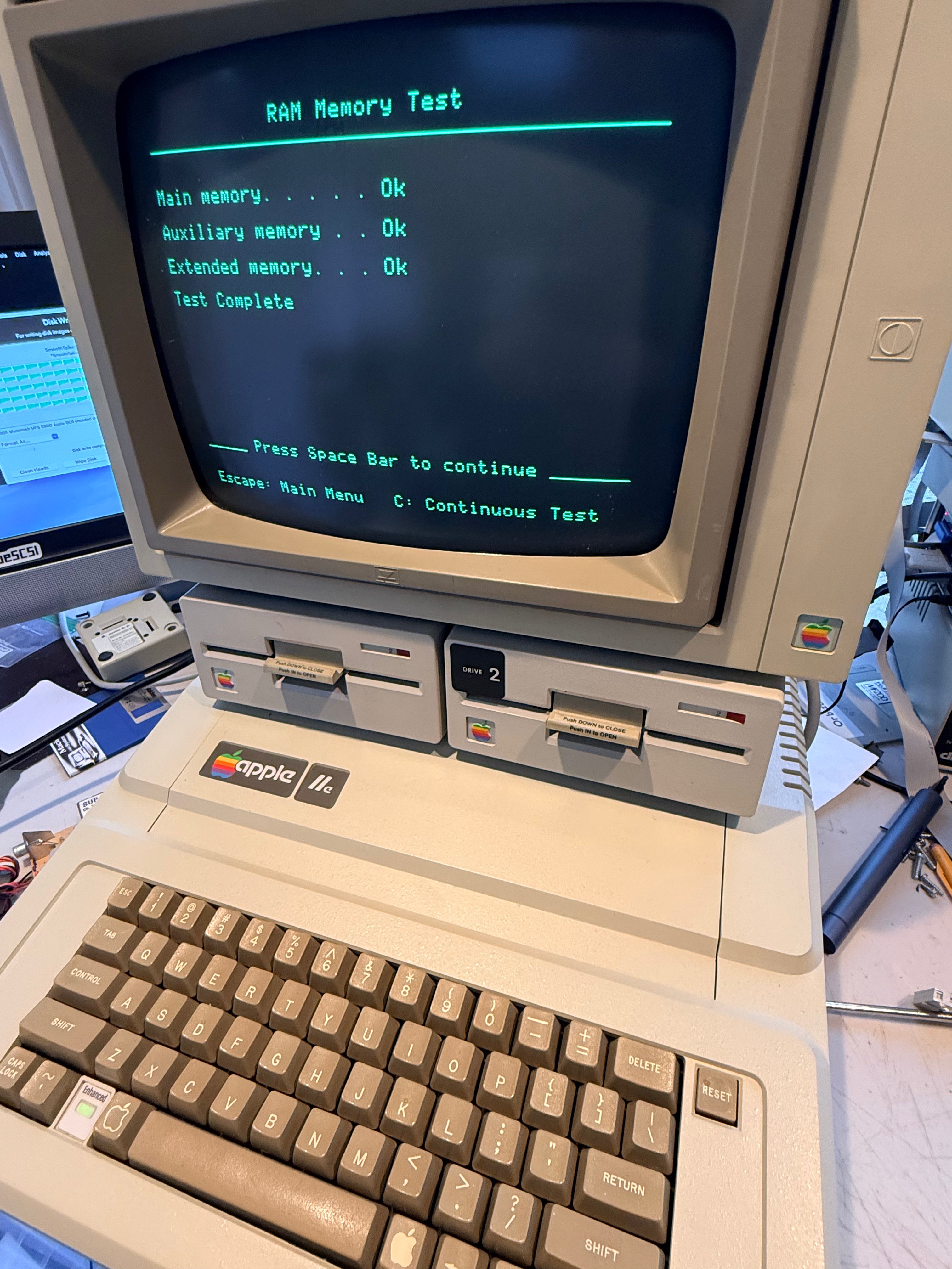 🍎 Apple IIe Enhanced Computer System – 320k – Two Disk – Super Serial  – A2M2010 Monitor