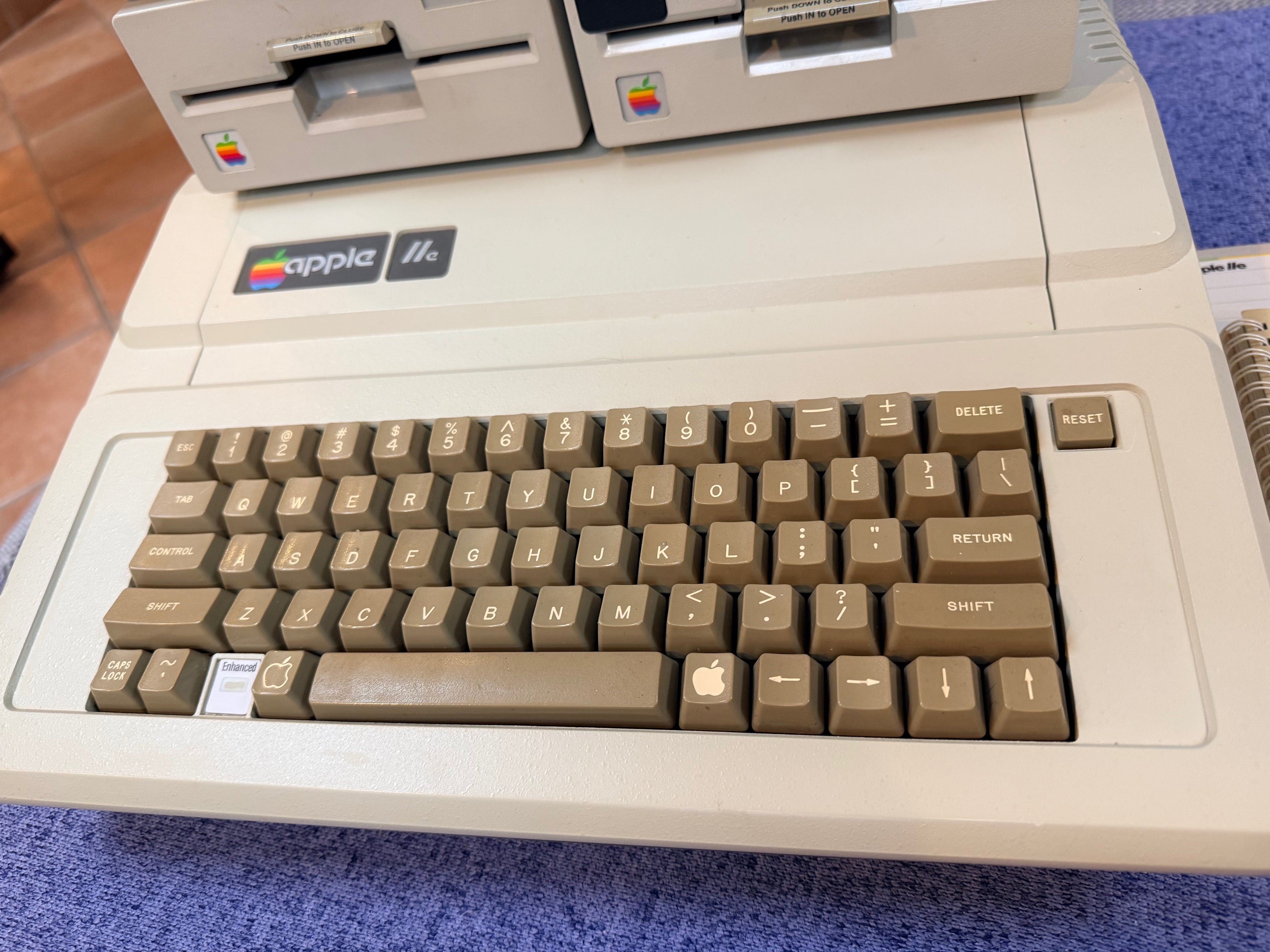 🍎 Apple IIe Enhanced Computer System – 320k – Two Disk – Super Serial  – A2M2010 Monitor