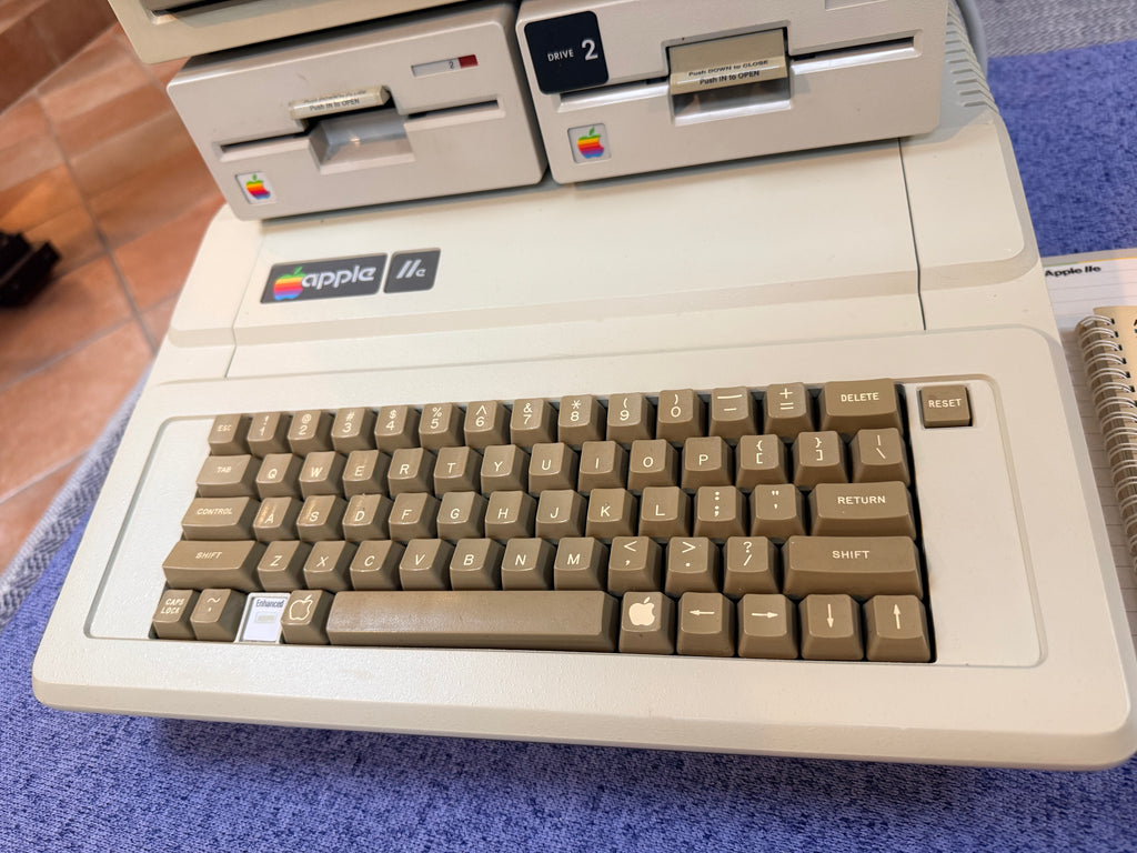 🍎 Apple IIe Enhanced Computer System – 320k – Two Disk – Super Serial  – A2M2010 Monitor
