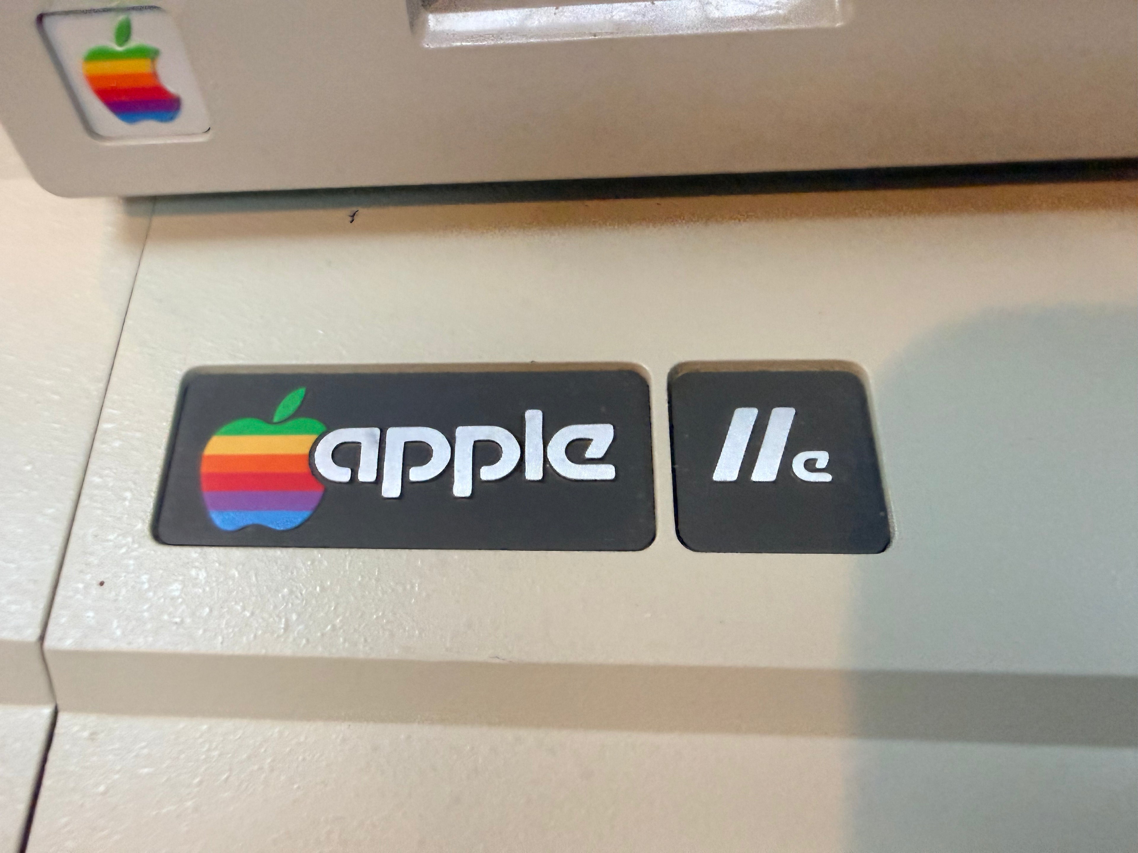 🍎 Apple IIe Enhanced Computer System – 320k – Two Disk – Super Serial  – A2M2010 Monitor