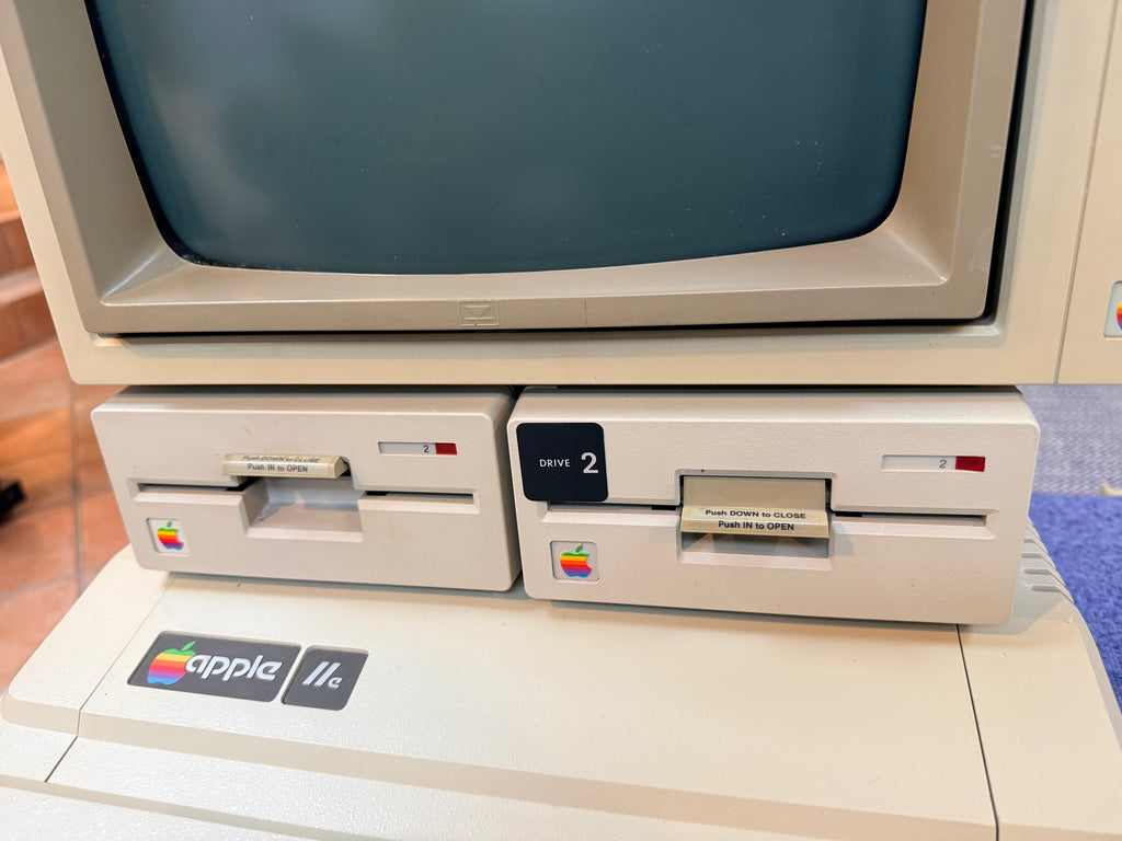 🍎 Apple IIe Enhanced Computer System – 320k – Two Disk – Super Serial  – A2M2010 Monitor