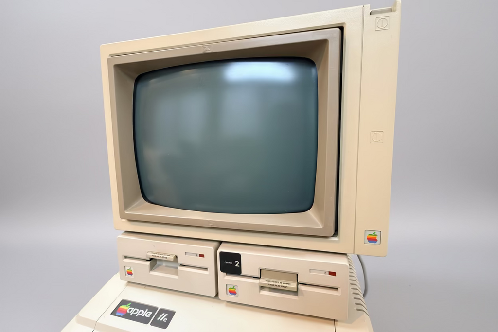 🍎 Apple IIe Enhanced Computer System – 320k – Two Disk – Super Serial  – A2M2010 Monitor