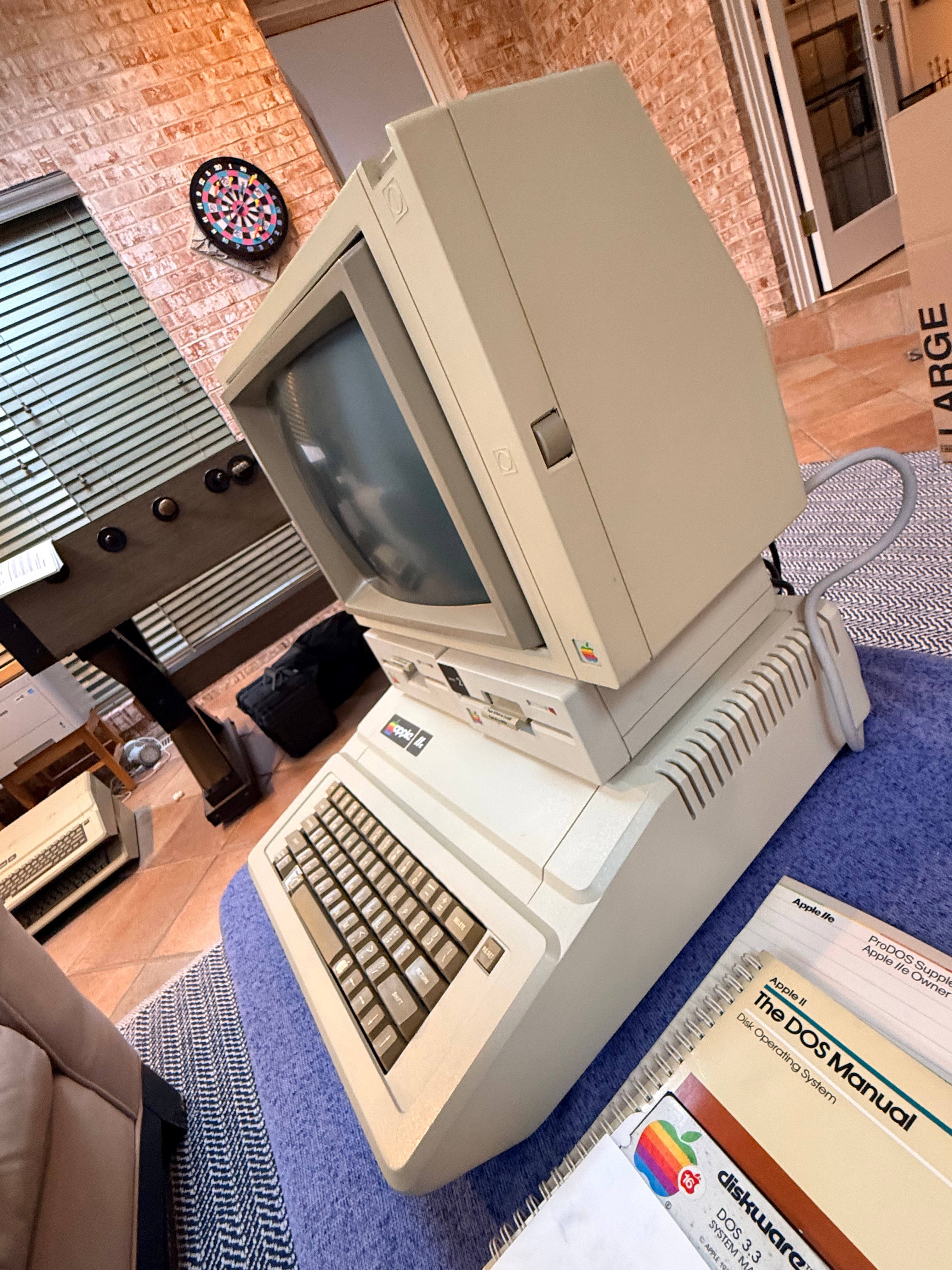 🍎 Apple IIe Enhanced Computer System – 320k – Two Disk – Super Serial  – A2M2010 Monitor