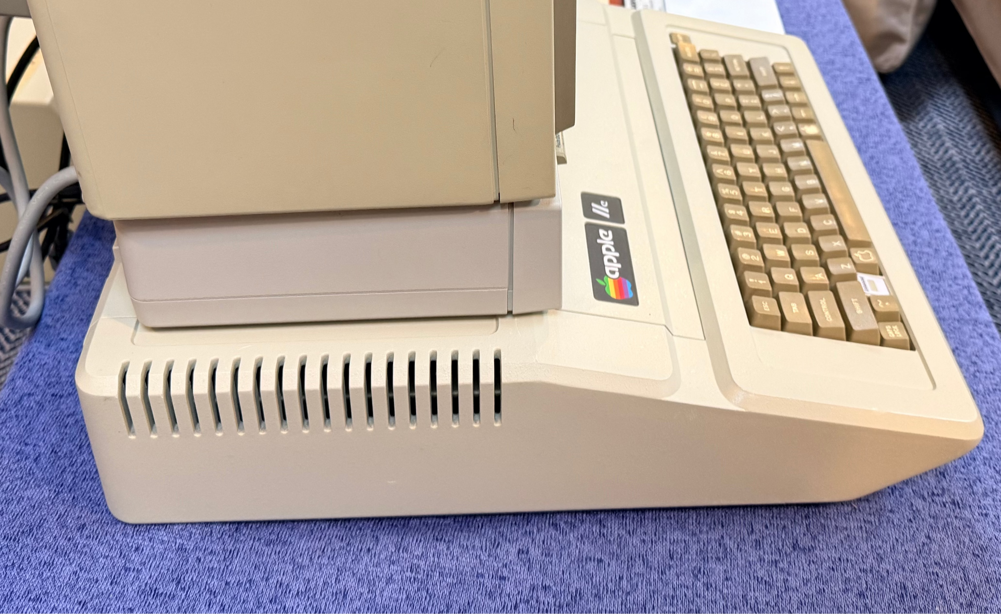 🍎 Apple IIe Enhanced Computer System – 320k – Two Disk – Super Serial  – A2M2010 Monitor