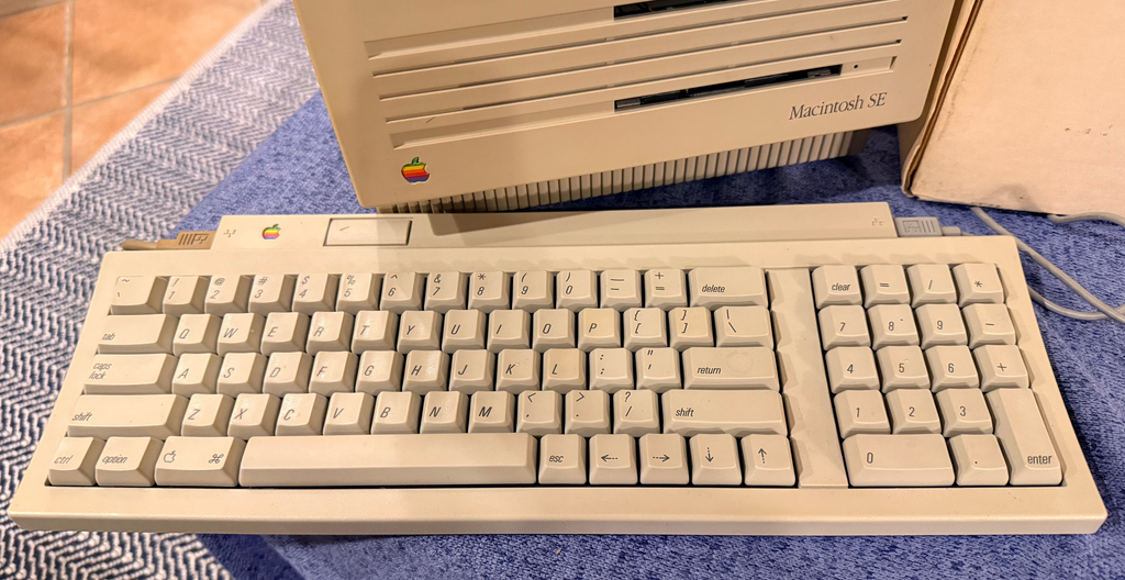 Apple Macintosh SE w/ 20MB Hard Drive • 2MB RAM • System 6 • Keyboard, Mouse, Gravis Joystick • Original Box