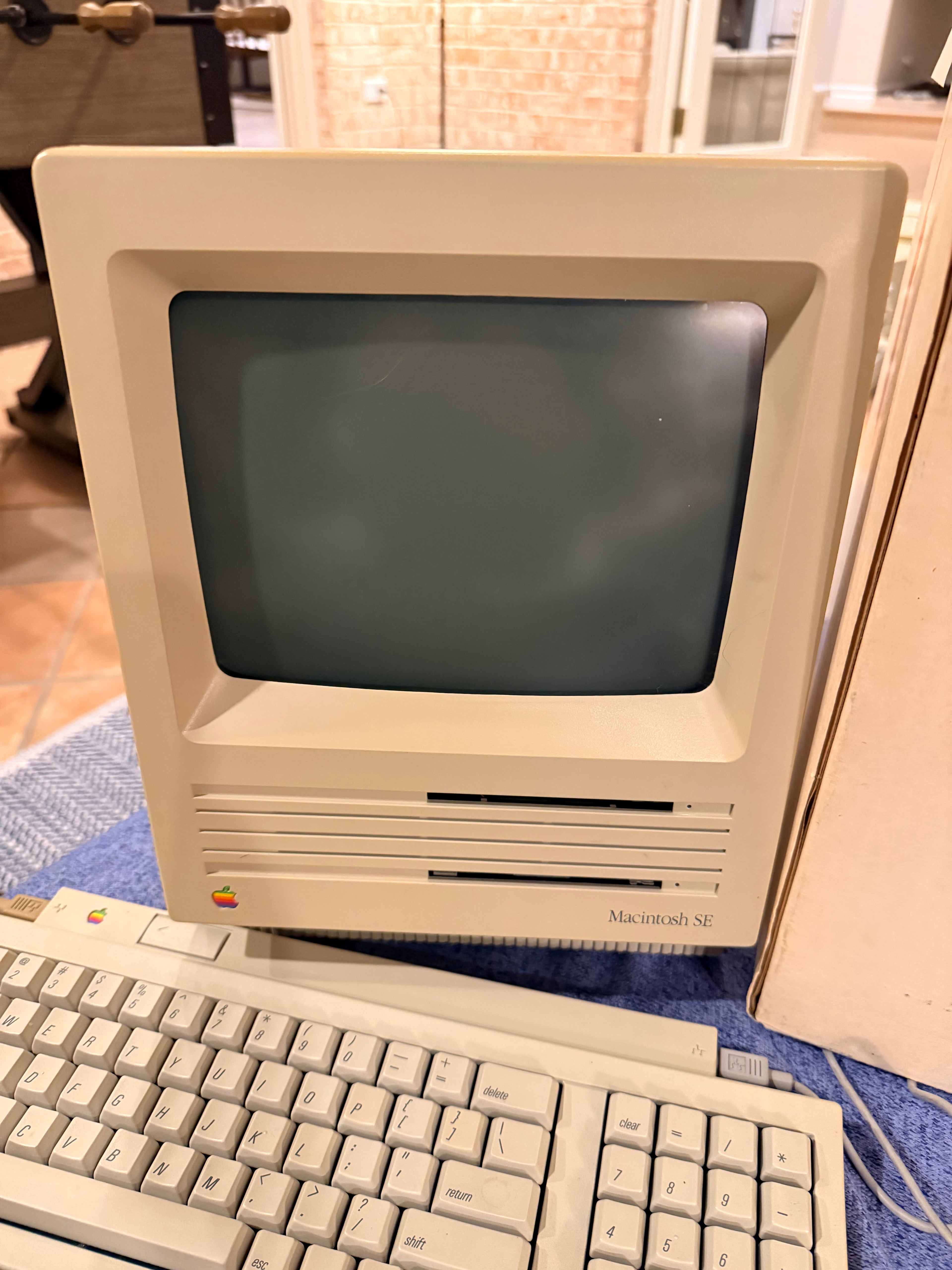 Apple Macintosh SE w/ 20MB Hard Drive • 2MB RAM • System 6 • Keyboard, Mouse, Gravis Joystick • Original Box