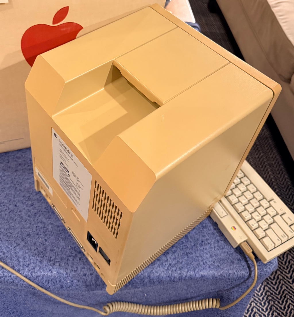 Apple Macintosh SE w/ 20MB Hard Drive • 2MB RAM • System 6 • Keyboard, Mouse, Gravis Joystick • Original Box