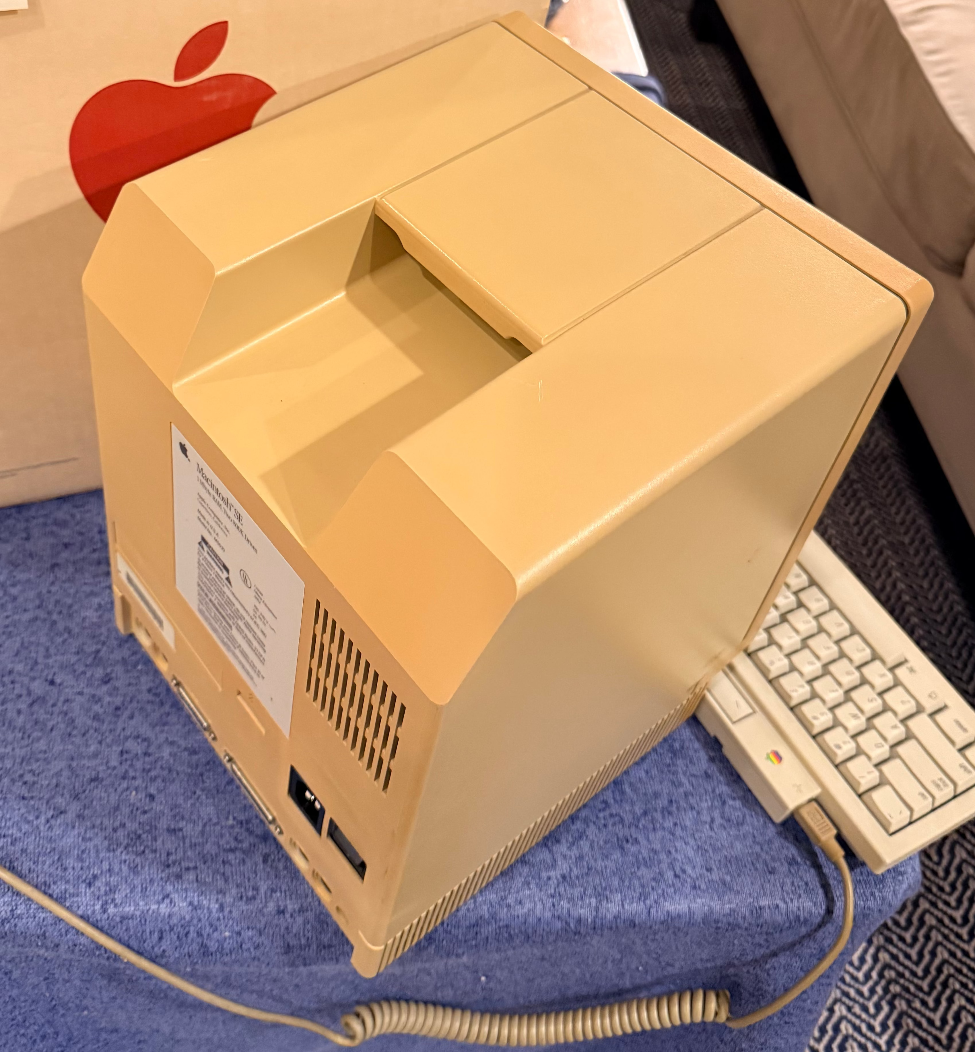 Apple Macintosh SE w/ 20MB Hard Drive • 2MB RAM • System 6 • Keyboard, Mouse, Gravis Joystick • Original Box