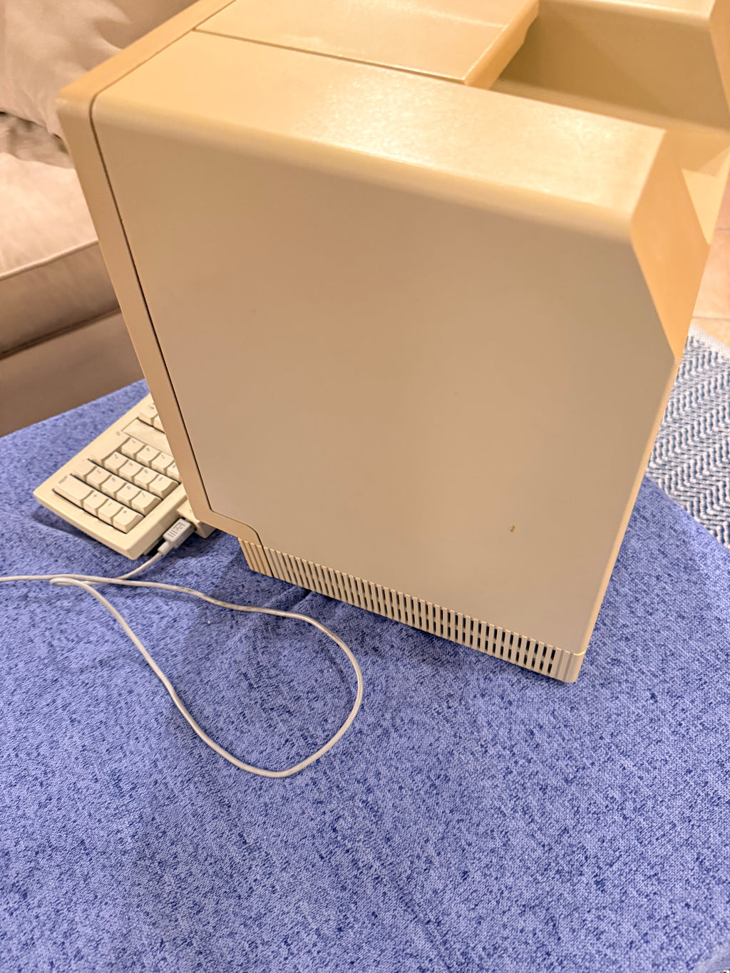 Apple Macintosh SE w/ 20MB Hard Drive • 2MB RAM • System 6 • Keyboard, Mouse, Gravis Joystick • Original Box