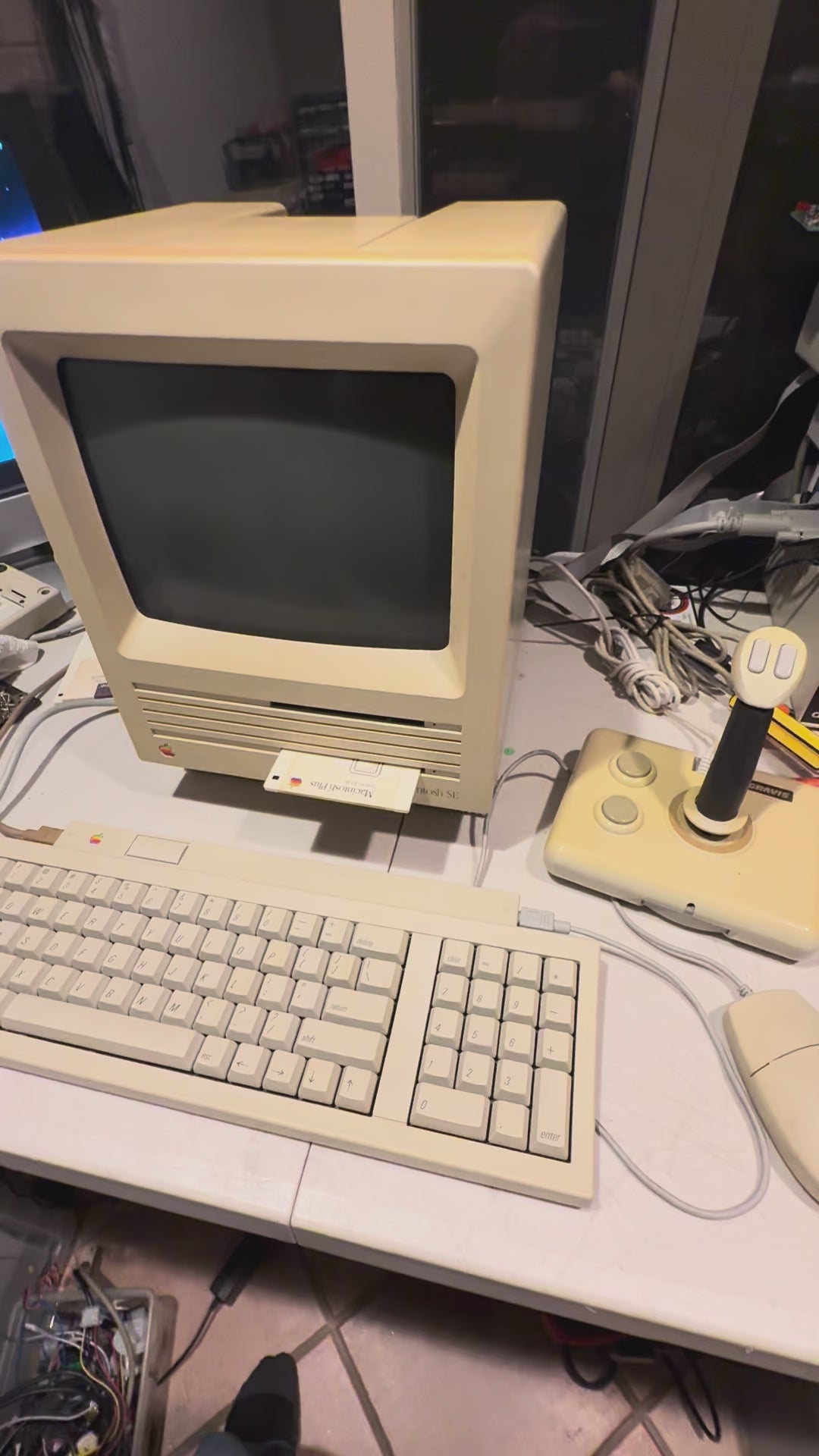 Apple Macintosh SE w/ 20MB Hard Drive • 2MB RAM • System 6 • Keyboard, Mouse, Gravis Joystick • Original Box